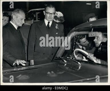 10. Oktober 1954 - Feld Marschall Viscount Montgomery öffnet dem Automobilsalon Ford Anglia betrachten: Field Marshal Viscount Montgomery eröffnet die dreißig neunte International Motor Show in Earls Court heute Morgen. Foto zeigt Viscount Montgomery interessiert, der neue Ford Anglia - während seiner Tour von Inspektion heute Morgen. Stockfoto