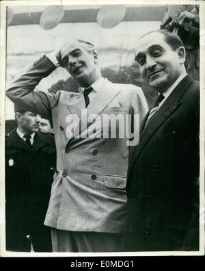 Sept. 09, 1954 - Mr Anthony Eden in der letzten Runde von seinem europäischen Verteidigung Tour.: Foreign Secretary Mr Anthony Eden und M. Mendes Frankreich der französische Premierminister bei seiner Ankunft in Le Bourget Flugplatz gestern Abend gesehen. Dies ist Herr Eden letzten Aufruf auf seiner Tour europäischen Hauptstädten im Zusammenhang mit der Organisation der europäischen Verteidigung. Stockfoto