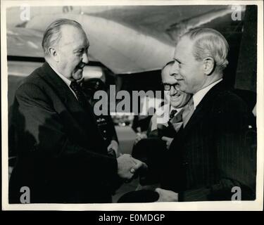 Sept. 09, 1954 - Dr. Adenauer trifft.: Dr. Adenauer, im Westen Bundeskanzlerin, angekommen am Flughafen London heute Abend. Er ist an der neun-Mächte-Konferenz auf deutschen Wiederbewaffnung, die morgen in London eröffnet. Das Foto zeigt Dr. Adenauer auf Links, gesehen bei seiner auf dem Flughafen London heute Abend Ankunft begrüßt. Stockfoto