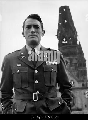 Schauspieler Gregory Peck am Set von "Night People" Stockfoto