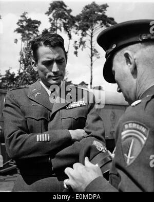 Schauspieler Gregory Peck am Set von "Night People" Stockfoto