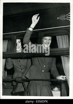 22. Oktober 1954 - Königin Ingrid und Prinz Margaret verlassen London für Paris: Königin Ingrid und Prinzessin Margaret verließ Victoria Bahnhof heute Morgen nach Paris... Sie wurden in London, da letzte Sunday.Queen Ingrid König Reed Rick gerecht zu werden und sie für einen Urlaub werden und die Prinzessin auf - allein zu Hause fliegt. Foto zeigt beobachtet von ihrer Mutter Königin Ingrid Princess Margaret winkt zum Abschied an Freunde wenn sie Victoria Station heute Morgen verlassen. Stockfoto