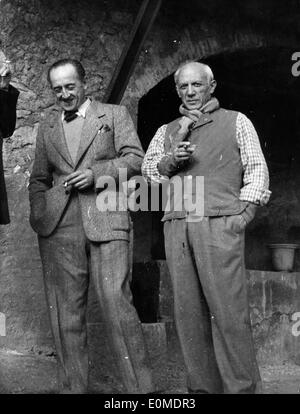 Künstler Pablo Picasso mit M. Ramier im Eingangsbereich der Keramik von Vallauris Stockfoto