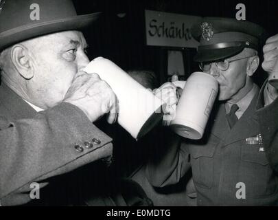Sept. 18, 1954 - "Prost!" Dies ist, was Münchner Oberbürgermeister Thomas Wimmer an US-Kommandeur Numa A. Watson sagte, da sie auf dem Oktoberfest in München tranken. Nach dem traditionellen feuern 12 Schüsse war das Festival im Gange. Stockfoto