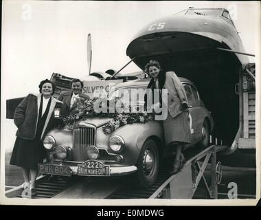 01. Januar 1955 - Damen-Pokalsieger bei der Rallye Monte Carlo. Die Siegerin des Damen-Pokals bei der Rallye Monte Carlo -Sheila Van Damm, und ihre beiden Beifahrer, Frau Ann Hall, aus Huddersfield, Und Mrs. Francose clarke, von Rugby, kam heute mit dem Flugzeug nach Hause Ferriyfield Flughafen, in der Nähe von Lydd, Kent heute - mit ihrem Sonnenstrahl-Talbot Auto. Foto-Shows gesehen Verlassen des Flugzeugs mit ihrem Auto bei der Ankunft am Ferry-Field Flughafen heute sind (L bis R). Sheila Van Damm, Frau Ann Hall und Frau Francose Clarke. Stockfoto
