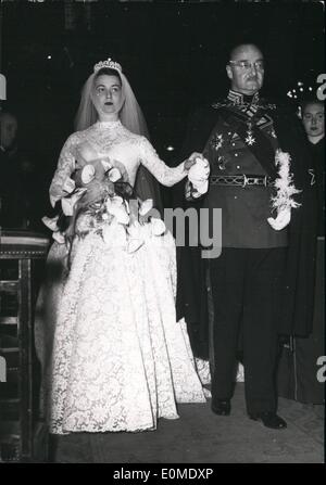 1. Januar 1955 - Gesellschaft Hochzeit In Paris: Prinzessin Diana De Polignac verheiratete Graf Roland De Chambure: die Braut und ihr Vater, Prinz Guy De Polignac trägt die Insignien des Ordens der Ritter von Malta nach der Hochzeit in der Kirche von Notre Dame De Grace, Paris, heute Morgen. Stockfoto