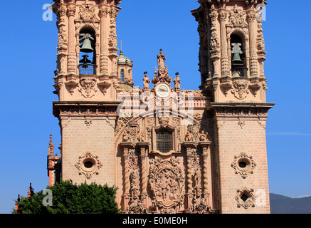 Bestandteil der Fassade der Kirche von Santa Prisca mit seiner reich verzierten Glockentürmen, Taxco, Guerrero, Mexiko Stockfoto