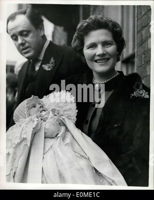 6. November 1954 - Sir Winston Churchill besucht Taufe der seine neunte Enkelkind.: Sir Winston Churchill besuchte heute die Taufe in Westerham Pfarrkirche, der seine neunte Enkelkind - die Tochter des Kapitäns und Frau Christopher Soames (der ehemaligen Mary Churchill). Das Baby hieß Charlotte Clementine. Ihre drei andere Kinder, Jeremy, Emma und Nicholas waren anwesend. Foto zeigt Captain und Frau Soames, mit ihrer Tochter Charlotte Clementine, nach heutigen Taufe. Stockfoto