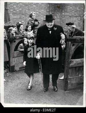 11. November 1954 - Sir Winston Churchill besucht Taufe seine neunte Enkelkind: Sir Winston Churchill besuchte heute die Taufe in Westerham Pfarrkirche, der seine neunte Enkelkind Baby als Tochter von Kapitän und Frau Christopher Soames (der ehemaligen Mary Churchill). Das Baby hieß Charlotte Clementine. Ihre drei andere Kinder, Jeremy, Emma und Nikolaus, waren anwesend. Das Foto zeigt Sir Winston Churchill zu sehen Ankunft an der Kirche mit Nicholas Soames, einer seiner Enkel. Stockfoto