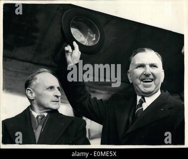 1. Januar 1955 - New Zealand Ministerpräsident kommt für Commonwealth-Premierminister "Konferenz.: Mr. Sidney Holland, der Premierminister von Neuseeland am Flughafen London ist heute angekommen - um das Commonwealth Prime Mister Konferenz teilzunehmen. Foto zeigt Mr. Sidney Holland rechts - wirft seinen Hut als in London Airport heute angekommen. Auf Links ist Clifton Webb, Hochkommissar für Neuseeland. Stockfoto