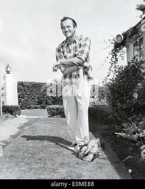 Schauspieler David Niven in seinem Hinterhof Stockfoto