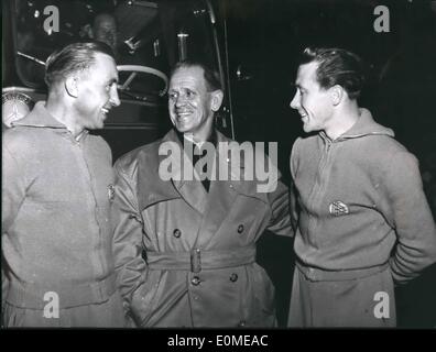 11. November 1954 - hinter verschlossenen Türen: Der Trainer der deutschen Fußballmannschaft Herberger hielt einen Vorbereitungskurs auf einem Sportplatz in Frankfurt/Main ab, wo er einige neue Spieler untersuchte. Das Foto zeigt epp Herberger (Mitte) im Gespräch mit Press( ranurtlt) und Kaufhold - fenbbch (rechts), die zum ersten Mal an einem Training für die Nationalmannschaft teilnehmen. Stockfoto