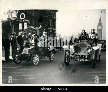 11. November 1954 - London-Brighton Veteran Car Run. Der Royal Automobile Club Veteran Car Run von London nach Brighton, fand heute statt. Der Lauf, organisiert von der Royal Automobile Club in Verbindung mit der Veteran Car Club of Great Britain, begann heute Morgen vom Hyde Park entfernt. Keystone-Fotoshows:-während des Laufs gesehen sind ein 1905 Napoleon (links) und 1903 Mercedes. Stockfoto