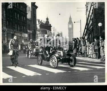 11. November 1954 - London To Brighton Veteran Car Run. Der Royal Automobile Club Veteran Car Run von London nach Brighton fand heute statt. Des Laufs. organisiert von der Royal Automobile Club in Verbindung mit der Veteran Car Club of Great Britain, begann heute Morgen vom Hyde Park entfernt. Keystone-Fotoshows: - ein 1904 Dedion Bouton, gefolgt von einem 1904 Papst-Tribüne, gesehen Kurvenfahrt nach Westminster Brücke. Stockfoto