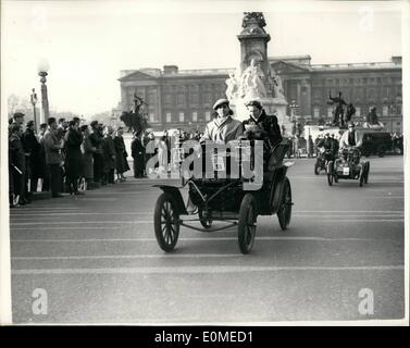 11. November 1954 - London To Brighton Veteran Car Run. Der Royal Automobile Club Veteran Car Run von London nach Brighton, fand heute statt. Die laufen, organisiert von der Royal Automobile Club in Verbindung mit der Veteran Car Club of Great Britain, begann heute Morgen vom Hyde Park entfernt. Keystone-Fotoshows: - ein 1900 Stirling-Panhard vorbei an Buckingham Palace - während des Laufs zu sehen heute. Stockfoto