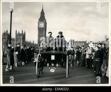 11. November 1954 - London To Brighton Veteran Car Run. Der Royal Automobile Club Veteran Car Run von London nach Brighton, fand heute statt. Die laufen, organisiert von der Royal Automobile Club in Verbindung mit der Veteran Car Club of Great Britain, begann heute Morgen vom Hyde Park entfernt. Keystone-Fotoshows: - ein 1886 Hammel - angetrieben von V. Loft (rechts) während des Rennens gesehen. Mit ihm ist Finn Jahnson, wer das Auto in einer alten Garage in Dänemark gefunden. Es ist das älteste funktionierende benzinbetriebene Auto. Stockfoto