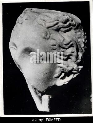 13. Januar 1955 - Venus Head Discovery: Eine Murmel Kopf der Venus wurde vor kurzem während der Bauarbeiten in der Nähe der spanischen Garten in Siracuss auf Sizilien entdeckt. Archäologen hoffen, dass der Kopf der Siracusian kopflose Statue '' Venus Anadiomene'' gehört. Fotoshows Marmorkopf der Venus vor kurzem ausgegraben in Syrakus auf Sizilien. Stockfoto