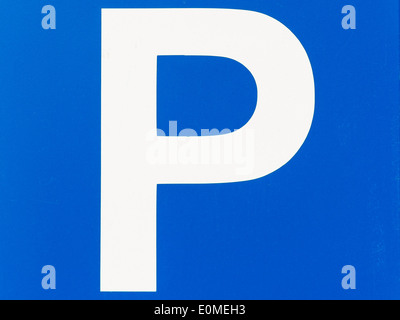 Blaue Verkehrszeichen Parkplatz hautnah Stockfoto