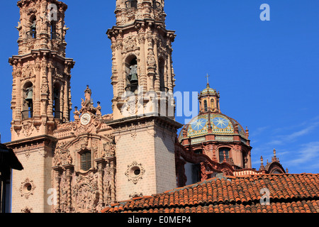 Die reich verzierten Glockentürmen und gekachelten Kuppel der Kirche von Santa Prisca in Taxco, Guerrero, Mexiko Stockfoto