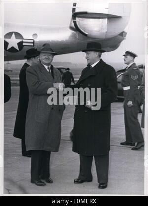 22. November 1954 - ehemalige US Präsident Herbert Hoover für einen zweitägigen Besuch in Bonn angekommen und wurde von Bundeskanzler Dr. Adenauer am Flughafen Köln-Bonn begrüßt. Hoover erhielten später den Ehrendoktor an der Universität von T? Bing. Stockfoto