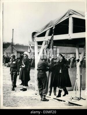 2. Februar 1955 - Königin Juliana übergibt neue Farben Regiment der Niederlande in den Haag: HM Königin Juliana der Niederlande übergab vor kurzem neue Farben an die Niederlande Regiment Van Heutsz, die erst kürzlich nach Holland zurück nach kämpfen in Korea... Foto zeigt, dass Prinz Bernhard schaut zu, wie Königin Juliana die neuen Farben, Lieut Col S.Da Costa Kommandeur des Regiments in den Haag übergibt. Stockfoto