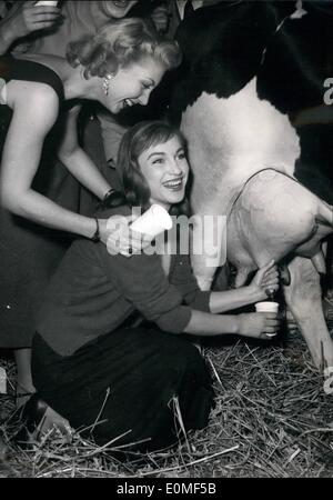 12. Dezember 1954 - "Drink Milk" Kampagne In Full Swing: A Young Parisienes Milch pro Kuh in das berühmte Paris Nacht Kabarett '' Boeuf Sur Le Toit''. Anlass war eine spezielle '' Milch-Party'' im Kabarett statt. Das einzige Getränk durchtrennt wurde frische Milch. Qucth Gast: '' unsere Pr Minister M. Mendes France ho Getränke Nothng aber Milch muss B um so viele Anhänger haben Stockfoto