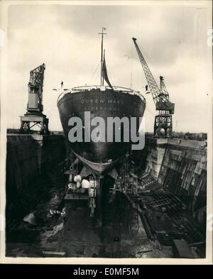 12. Dezember 1954 - Queen Mary im Trockendock in Southampton Foto zeigt einen allgemeinen Überblick über das Heck des Cunard-Liners Queen Mary - heute - in der King George V Graving Dock an Southampton - wo sie ist mit ihrem jährlichen Überholung. Stockfoto