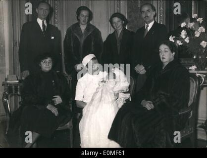 12. Dezember 1954 - stehend von links nach rechts: Erzherzog Robert von Habsburg, Prinzessin Saxe von Meiningen, Ottos Frau, Ottos Schwester, Erzherzog Otto. Sitzend: Prinzessin Zita, Maria Beatrice, Tochter von Erzherzog Robert und Prinzessin Margarete von Savoyen-Aosta und Herzogin von Aost Stockfoto