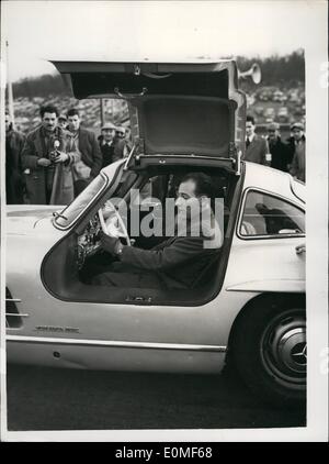 12. Dezember 1954 - Striling Moss fährt den Mercedes Sport Wagen rund um Th Strecke in Brands Hatch: Striling Moos das beliebte britische Auto Rennfahrer - zeigte aus den neuen Mercedes Sportwagen - wenn er es rund um die Strecke - während das Boxing Day Car Race Meeting in Brands Hatch heute fuhr. Foto zeigt Stirling Moss in der neuen Mercedes Sportwagen - zeigt die gefederte Haube des neuen Auto - Marke Luke heute sitzen. Stockfoto