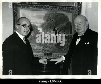 12. Dezember 1954 - erhält Sir Winston Churchill ein weiteres Geburtstagsgeschenk. Landschaft Malerei Form der argentinischen.: Dr, Derisi Argentinien Botschafter in London, Sir Winston Churchill mit ein Geburtstagsgeschenk von einer Landschaft Paiting vom Argentinien Künstler Lino Spilembergo gestern vorgestellt. Die Präsentation erfolgte im Auftrag von Dr. Remorino der argentinische Außenminister. Foto-show Dr. Derisi und der Premierminister mit der Malerei bei der Siegerehrung in London. Stockfoto