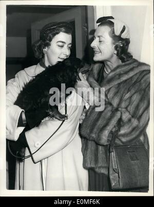12. Dezember 1954 - kommt Admiral Earl Mountbatten in London. Ein Gruß aus der Hund Glanz. Admiral Earl Mountbatten, übernimmt den Posten des ersten Seelord und Chief of Naval Staff März nächsten Jahres, ist heute in London am Flughafen angekommen. Seine mediterrane Befehl ist Admiral Sir Guy Grantham übernommen werden. Keystone-Fotoshows: Lady Pamela Mounbatten hält ihr Haustieren Hund Sheen war am Flughafen um die Familie zu treffen, während ihre Mutter Lady Louis Mountbatten es Haustiere. Stockfoto