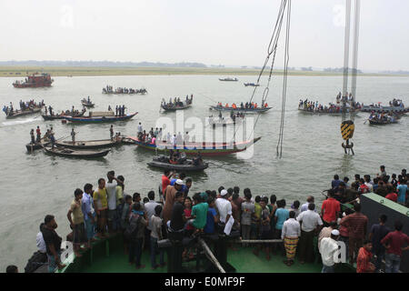 Munshiganj, Bangladesch. 16. Mai 2014. 16. Mai 2014 sammeln - Munshigonj, Bangladesch - einheimischen und Verwandten in der Nähe der Website während der Rescuse MV Miraj-4 nach eine Fähre kenterte und sank am Fluss Meghna, 30 Meilen südlich von Dhaka. Zumindest sind 27 Menschen getötet und Hunderte mehr fehlen. : Bildnachweis STR: Monirul Alam/ZUMAPRESS.com/Alamy Live-Nachrichten Stockfoto