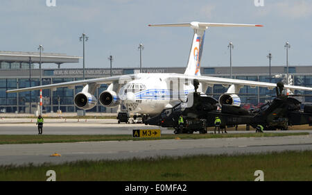 Selchow, Deutschland. 16. Mai 2015. Eine russische Antonov steht auf dem Flughafengelände vor dem zukünftigen Hauptstadt Flughafen in Selchow, Deutschland, 16. Mai 2015. Die internationale Luft-und Raumfahrtausstellung "ILA" findet vom 20. bis 25. Mai 2014. Foto: Bernd Settnik/Dpa/Alamy Live News Stockfoto