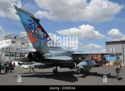 Selchow, Deutschland. 16. Mai 2015. Ein Tornado der Bundeswehr wird zu seinem Ausstellung auf dem Flughafengelände der künftigen Hauptstadt Flughafen in Selchow, Deutschland, 16. Mai 2015 gelegt. Die internationale Luft-und Raumfahrtausstellung "ILA" findet vom 20. bis 25. Mai 2014. Foto: Bernd Settnik/Dpa/Alamy Live News Stockfoto