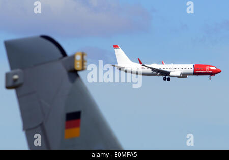 Selchow, Deutschland. 16. Mai 2015. Eine Fluggesellschaft mit Holdiday vergeht ein Düsenjäger im Flughafenbereich des künftigen Hauptstadt Flughafen in Selchow, Deutschland, 16. Mai 2015. Die internationale Luft-und Raumfahrtausstellung "ILA" findet vom 20. bis 25. Mai 2014. Foto: Bernd Settnik/Dpa/Alamy Live News Stockfoto