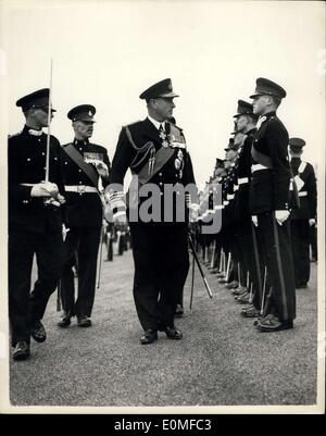 3. Februar 1955 - Sovereign; s Parade: Admiral Earl Mountbatten von Birma, im Namen der Königin nahm das souveräne Parade Stockfoto