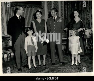 18. Februar 1955 - Mittagessen Shah und Queen of Persia im Palace. Die königlichen Kinder sehen Zoll: der Schah von Persien und seine Frau Königin Soraya wurden unterhalten th Mittagessen von H.M Königin heute Nachmittag im Buckingham Palace. Foto zeigt den Schah und Königin Soraya mit der Königin und des Herzogs von Edinburgh und Prinz Charles und Prinzessin Anne im Palazzo heute Nachmittag. Stockfoto