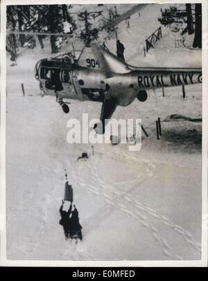 23. Februar 1955 - der Hubschrauber Life-Line The Marine, The Rescue In Schottland: Fotoshows. Die Szene als Bauern in Braemore Caithness, stehen knietief im Schnee während eines Royal Navy Hubschrauber Besatzung niedriger Essen zu ihnen. Viele Teile der schottischen Highlands haben von Kommunikationswege für einige Tage wegen der anhaltend schlechten Wetters abgeschnitten. Stockfoto