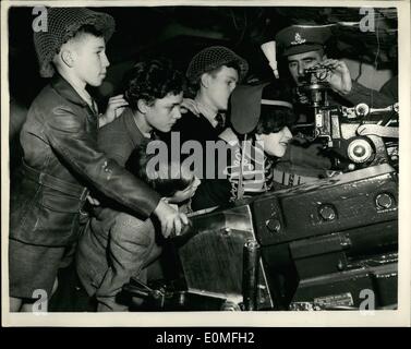 12. Dezember 1954 - eigene Vorbereitungen für die Schüler Ausstellung. Youngster probiert Armee Uniform.: Foto zeigt Robert Higgs (14) von Westminster wird von einigen seiner Kumpels - bewundert, wie er, einen Fulls Kleid Uniform der Royal Horse Artillery versucht. Während sitzende hinter die Sehenswürdigkeiten einer 25 Pfünder-Kanone '' eines der Armee Exponate an die Schüler eigene Ausstellung welche öffnet morgen in den Royal horticultural Hallen. Stockfoto