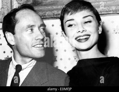 Schauspielerin Audrey Hepburn mit Ehemann Mel Ferrer Besuch in London Stockfoto