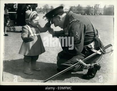 3. März 1955 - Princess Royal präsentiert Zweige der Shamrock, Irish Guards bei Caterham: H.R.H Princess Royal einen Besuch abgestattet Wachen Depot, Caterham, heute (St. Patricks Day), Zweige von Shamrock Irish Guarsmen zu präsentieren. Foto zeigt wenig Susan legt Alter zwei, Tochter von Major J. Hendry, der die Parade befehligte, einen Zweig der Shamrock in der Kappe des R.S.M.J. Slater während der Parade heute. Stockfoto