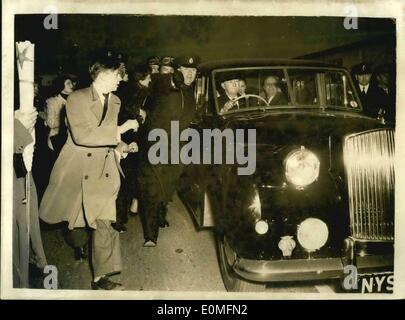 3. März 1955 - Johnnie Ray am Flughafen London eintrifft: der berühmte amerikanische Sängerin, Johnnie Ray, angekommen am Flughafen London heute Abend. Foto zeigt die Szene, als die Polizei den Weg frei für Johnnie Ray, wie er den Flughafen mit dem Auto, umgeben von den Fans verlassen. Stockfoto