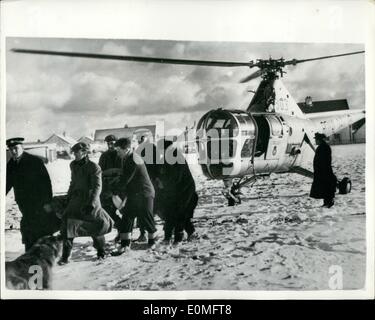 1. Januar 1955 - königliche Marine Helicopers Barmherzigkeit Missionen... Zwei königliche Marine Hubschrauber und Dachdecker Shackleton flog Barmherzigkeit gestern den ganzen Tag um schottische Dörfer snowboard. Die Hubschrauber wurden am Docht und waren vorgesehen für medizinische und Mutterschaftsgeld Fällen in verschiedenen Bereichen, die durch die Montage von Schneeverwehungen Omer abgeschnitten wurden. Einer der Hubschrauber abgeholt Mrs.Chrissie Bannerman Dounreay- und eine Stunde danach gebar sie 9lb Sohn... Foto zeigt einen der Hubschrauber während seiner Barmherzigkeit-Mission-auf eines der verschneiten schottische Dörfer zu sehen. Stockfoto