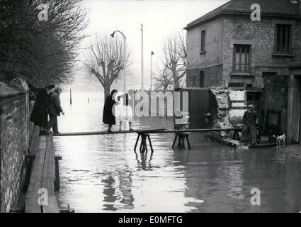 1. Januar 1955 - Überschwemmungen In Paris: Bei Asnieres in den Vororten von Paris, die Bewohner des Abschnitts überfluteter kreuzen die Straßen zu Fuß Brücken. Stockfoto