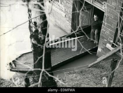 1. Januar 1955 - Überschwemmungen In Paris In einem überfluteten Bereich von Paris ein Bewohner eines Hauses, umgeben von Wasser, fährt mit dem Boot. Stockfoto