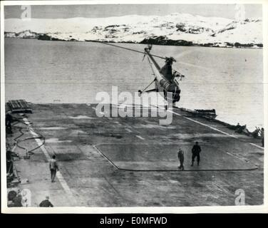 1. Januar 1955 - weiterhin die Barmherzigkeit-Missionen. Hubschrauber landet auf Flugdeck der H.M.S Herrlichkeit: Navy Hubschrauber und R.A.F Flugzeuge haben die Durchführung ihrer Barmherzigkeit Missionen über die trostlose Einöde von Schnee bedeckt Sutherland, Schottland seit ein paar Tagen. Sie haben die Durchführung Essen und an den verschneiten Dörfern geliefert. Die Flugzeuge wurden ihre einzige Form des Kontaktes mit der äußeren Welt. Foto zeigt eine weitere Mission abgeschlossen - der Helikopter landet auf dem Flugdeck der H.M.S Herrlichkeit in Loch Erriboll. Sutherland. Stockfoto