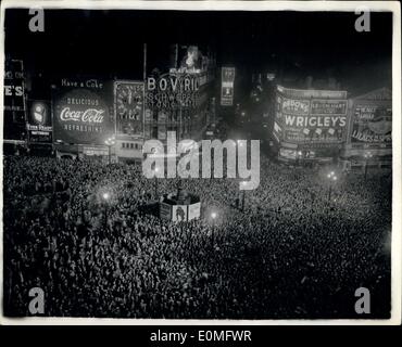 1. Januar 1955 - Silvester Eve Szenen In London: Foto zeigt: Gesamtansicht von der großen Menschenmenge, die am Piccadilly Circus gestern Abend versammelt, um in das neue Jahr begrüßen zu dürfen. Stockfoto