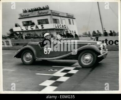 3. März 1955 - '' Ladies only'' Motor Rennen in Goodwood.: ein Autorennen für Damen nur - das erste seiner Art seit dem Krieg - fand heute in der Sitzung für die Mitglieder der britischen Automobil-Racing-Club auf dem Goodwood Circuit. Foto zeigt Miss Pat Moss, Schwester von dem berühmten Fahrer günstigen Moos - Geschwindigkeit während des Rennens gesehen - das gewann sie am gut heute. Stockfoto