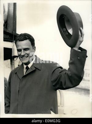 3. März 1955 - Billy Graham bekommt einen großen Empfang am Plymouth.: Billy Graham den amerikanischen Evangelisten erhielt eine tolle Begrüßung wenn er Plymouth heute zum Start der Tournee wenn angekommen der britischen Inseln. Vor der Reise nach London, um die Nacht zu fangen-Zug für Glassgow - er besucht die '' Pilger Stein '' im Plymouth Barbican - von Nce der Pilgerväter linke Plymouth für die Gründung von Amerika. Foto zeigt Billy Graham Wellen seinen Hut in der Begrüßung, wenn er heute bei Plymouth angekommen. Stockfoto