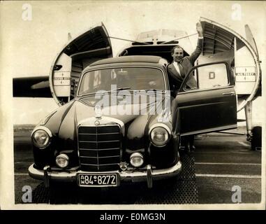 5. März 1955 - Geschenk Stirling Moss kehrt mit dem Auto nach seinem großen Sieg bei der Mille Miglia: Stirling Moss, der britischen Rennsport Autofahrer, wer die treibende Kraft ein Mercedes-Benz, die Unterscheidung des Seins der erste Brite gewinnt die Mille Miglia, die 1.000 - Meile motor Straßenrennen in Italien verdient. kehrte nach Großbritannien zurück heute mit dem Flugzeug. Er brachte mit einem Mercedes '' 220'' 80h.p. Sport Tourenwagen, ein Sieg-Geschenk, welches ihm von den Machern als Zeichen seiner großen Triumph. Das Foto zeigt Stirling Moss mit seinem Geschenk Auto auf der Rampe des Flugzeugs abgebildet, wie er heute am Ferryfield Flughafen angekommen. Stockfoto